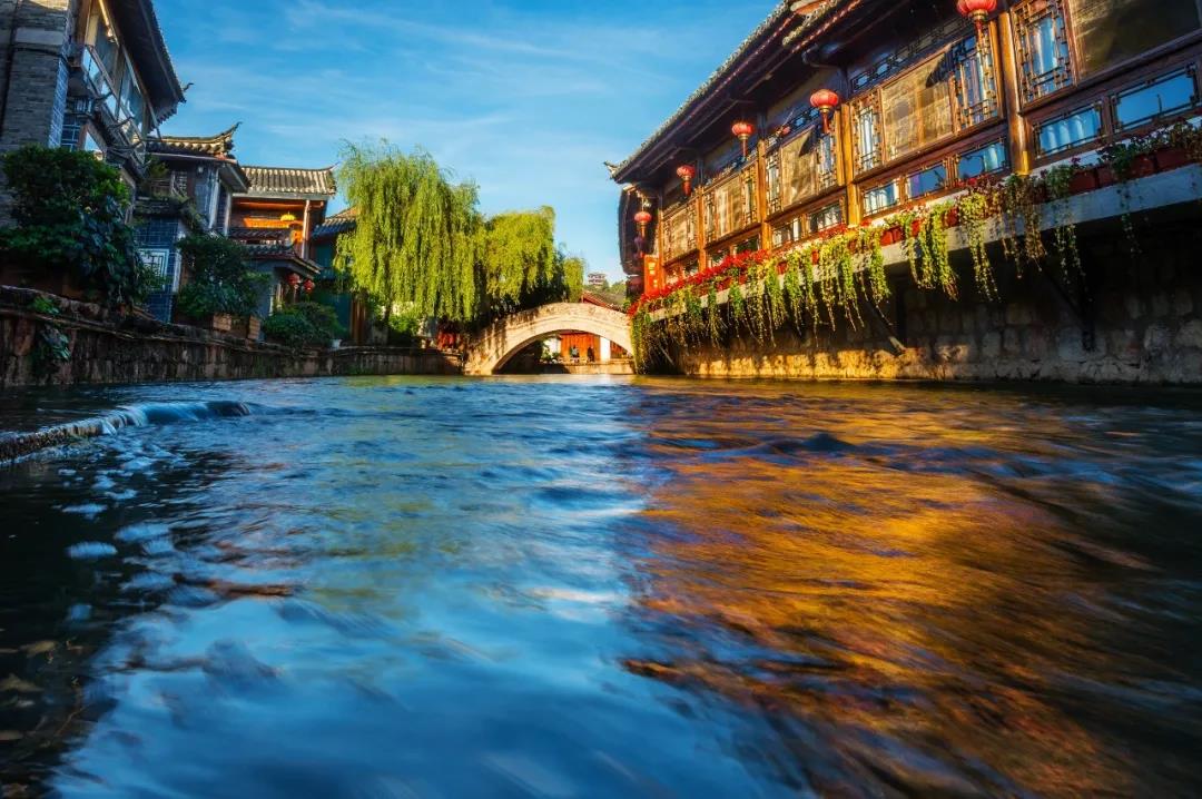 我在麗江古城， 邂逅了一扇詩意的窗， 看櫥窗里的風(fēng)景， 淡然且自在。