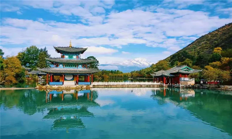 夏日里散步、納涼、旅拍，位于象山腳下的黑龍?zhí)妒莻€(gè)好去處