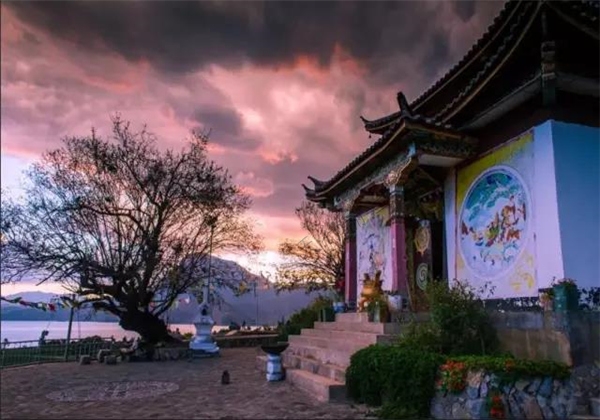 瀘沽湖每天上演的這場(chǎng)“赤焰火”，是在別處看不到的炫光