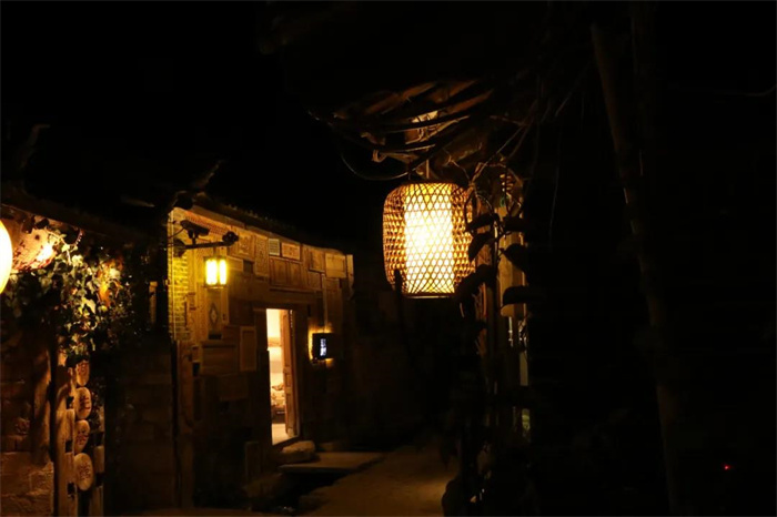 你見(jiàn)過(guò)月光下的麗江古城嗎？她是那樣的溫柔